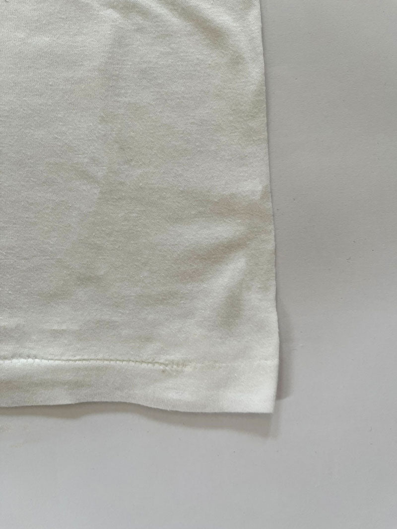 Single stitch tee produced in the United States in the 90s by Screen Stars. Print on the front depicting the New York City Statue of Liberty. Rare tee.