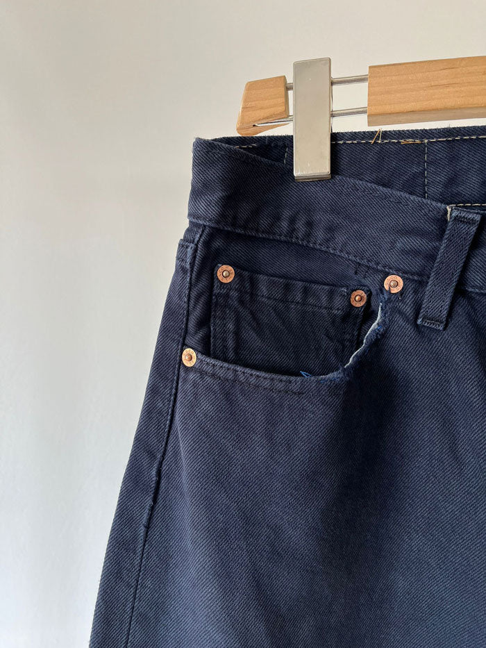 1990s Jeans Levi's 501 vintage dark blue, size 32W 34L. Made in the 90's in the UK. Iconic straight-leg fit, durable denim, perfect for a timeless casual look.