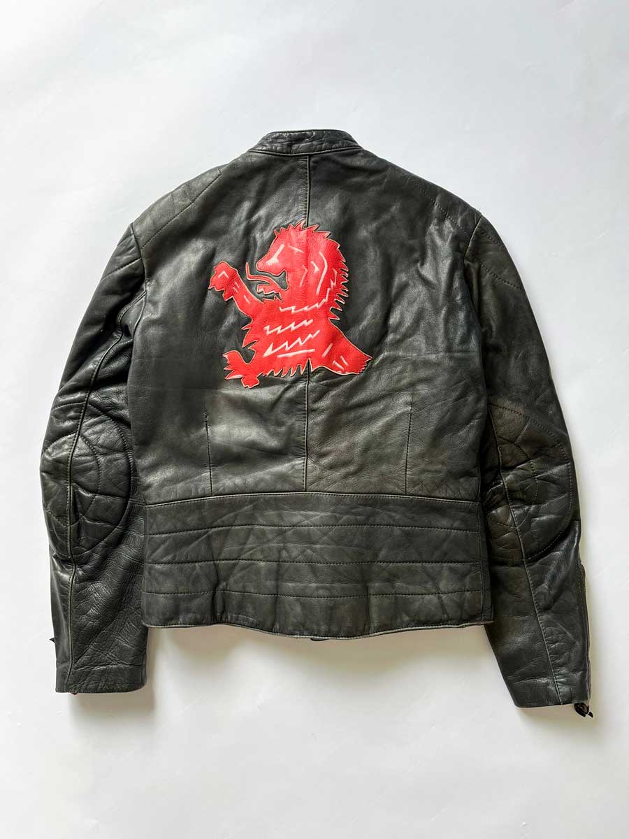 Leather biker jacket vintage, coming straight from the 70s. The handcrafted details give it a touch of authenticity, unique style and great patina. Damen brand.