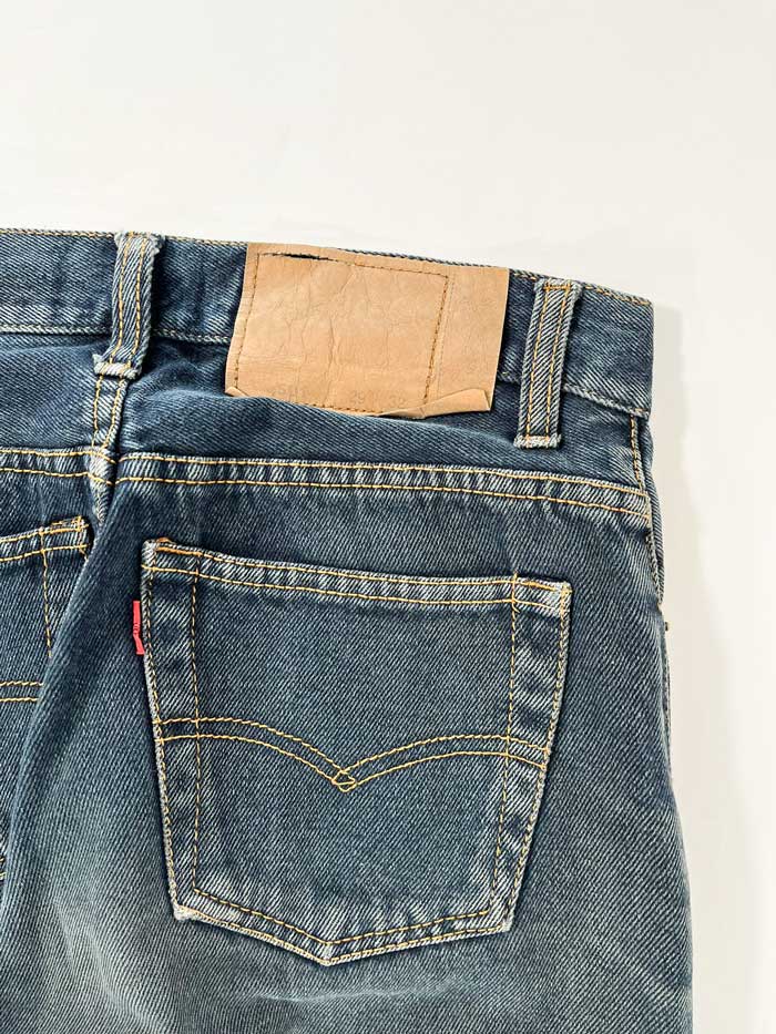 Levi's vintage 501 dark blue 90s. Step into timeless style with this authentic levi's proudly made in the USA. Quality denim cotton from United States.