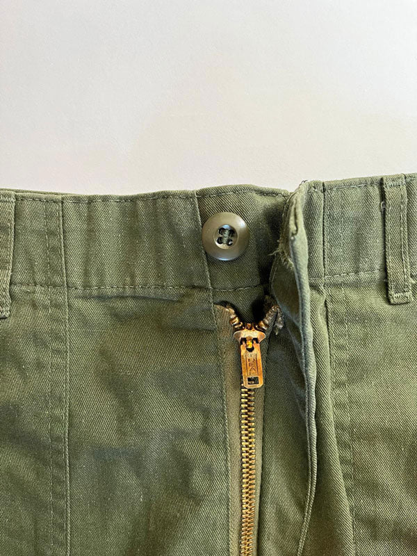 Pantaloni fatigue OG 507 vintage 30x33. Production 1980. Join the legacy of OG-507 pants, classic military style that never goes out of fashion. Zip ideal.