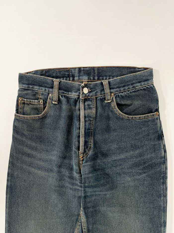 Levi's vintage 501 dark blue 90s. Step into timeless style with this authentic levi's proudly made in the USA. Quality denim cotton from United States.