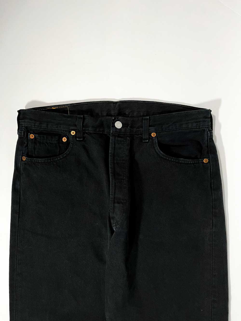 Levi's vintage 501 black. Step into timeless style with this authentic Levi's from the 90s, proudly made in Spain.
