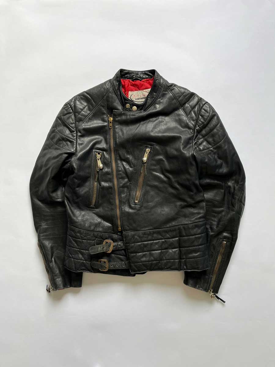 Leather biker jacket vintage, coming straight from the 70s. The handcrafted details give it a touch of authenticity, unique style and great patina. Damen brand.