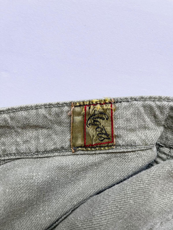 Work pants known in Sweden as "Grötbyxor". They were supplied to the Swedish army in the mid-20th century, used in camp barracks. Loose fit and cotton twill fabric.