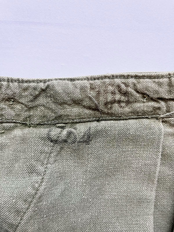 Work pants known in Sweden as "Grötbyxor". They were supplied to the Swedish army in the mid-20th century, used in camp barracks. Loose fit and cotton twill fabric.