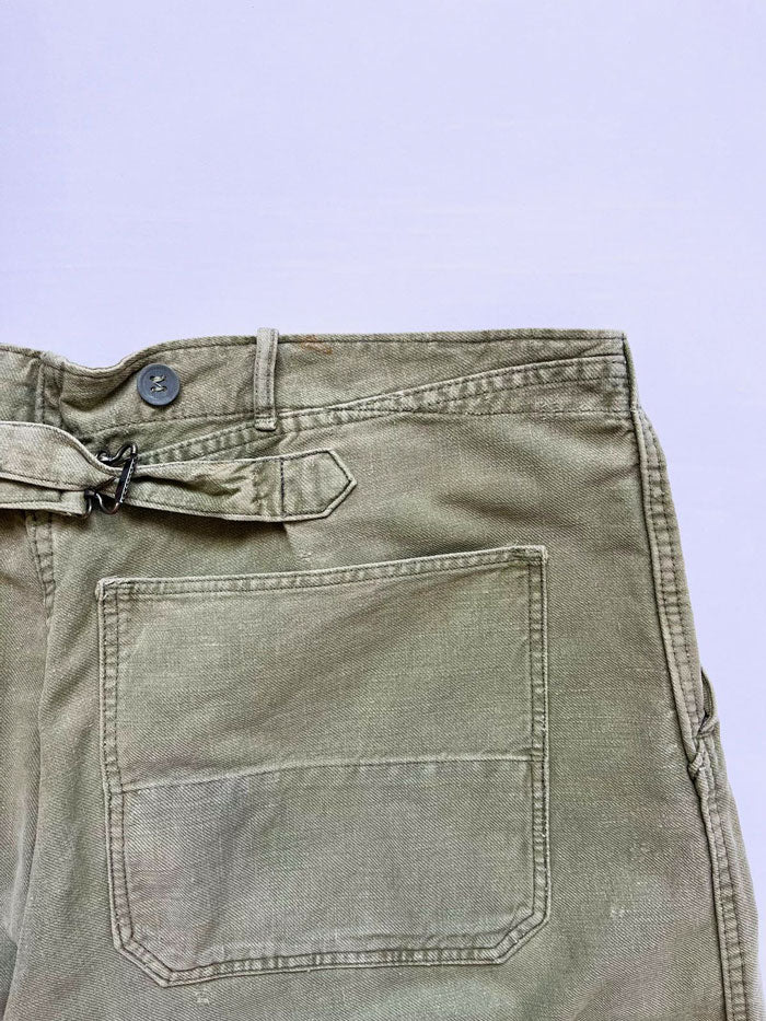 Work pants known in Sweden as "Grötbyxor". They were supplied to the Swedish army in the mid-20th century, used in camp barracks. Loose fit and cotton twill fabric.