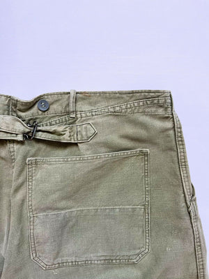 Work pants known in Sweden as "Grötbyxor". They were supplied to the Swedish army in the mid-20th century, used in camp barracks. Loose fit and cotton twill fabric.