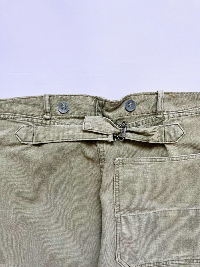 Work pants known in Sweden as "Grötbyxor". They were supplied to the Swedish army in the mid-20th century, used in camp barracks. Loose fit and cotton twill fabric.