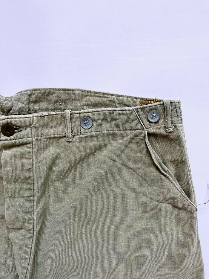 Work pants known in Sweden as "Grötbyxor". They were supplied to the Swedish army in the mid-20th century, used in camp barracks. Loose fit and cotton twill fabric.
