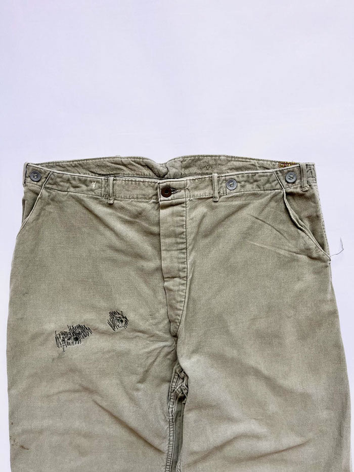 Work pants known in Sweden as "Grötbyxor". They were supplied to the Swedish army in the mid-20th century, used in camp barracks. Loose fit and cotton twill fabric.
