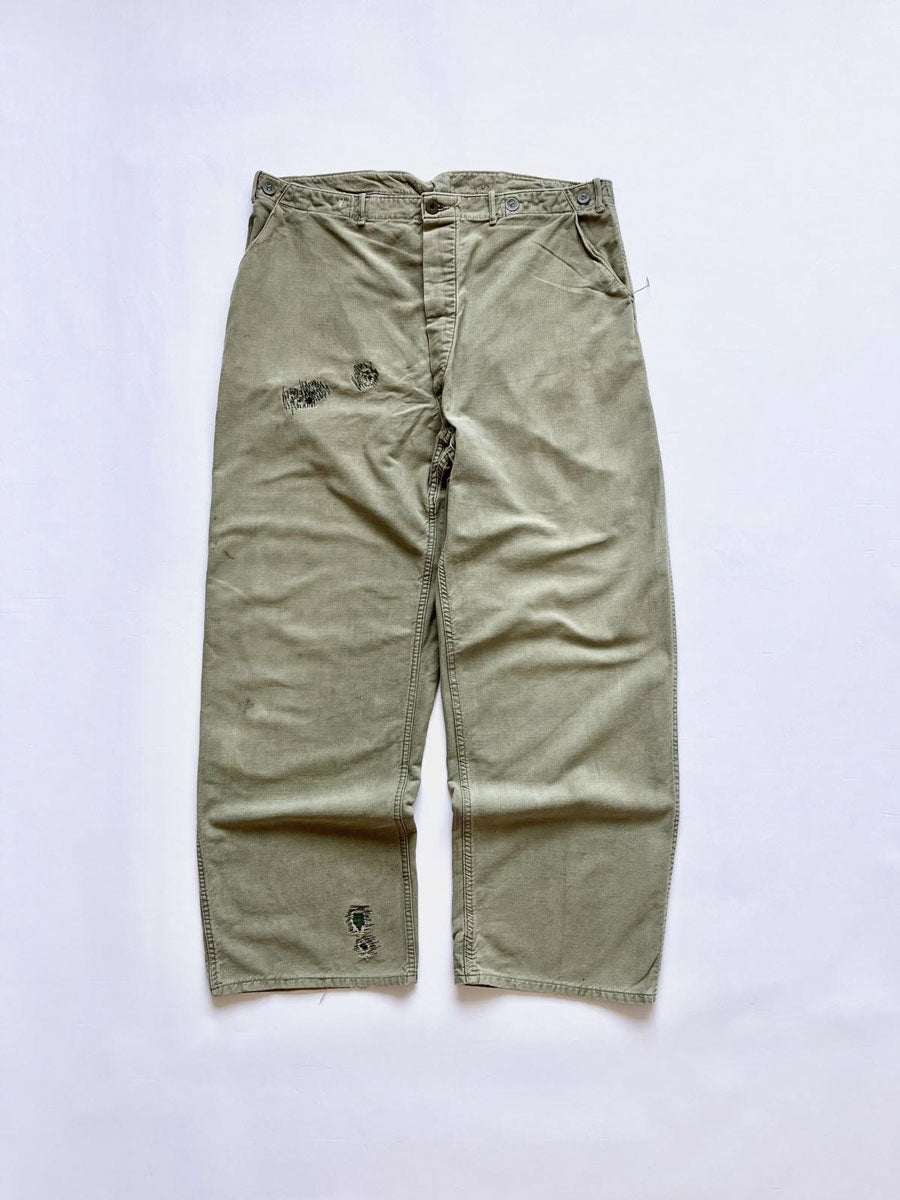 Work pants known in Sweden as "Grötbyxor". They were supplied to the Swedish army in the mid-20th century, used in camp barracks. Loose fit and cotton twill fabric.