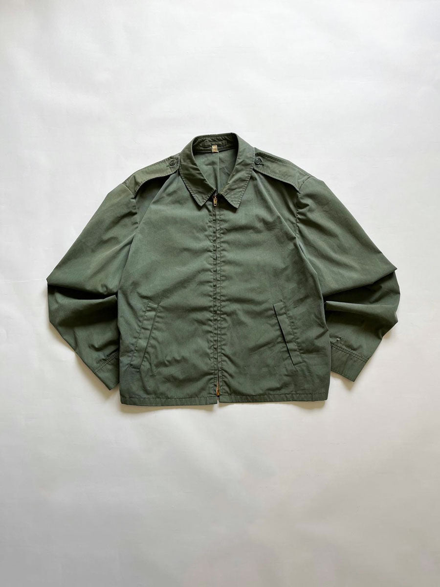 USAF light jacket from the 70s produced by Blauer. Green military jacket with beautiful Scovill zip. Complete with all original labels. Used by the American Air Force.