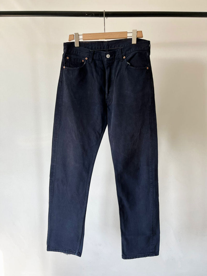 1990s Jeans Levi's 501 vintage dark blue, size 32W 34L. Made in the 90's in the UK. Iconic straight-leg fit, durable denim, perfect for a timeless casual look.