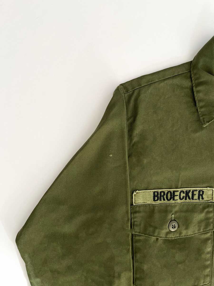 OG-507 vintage shirt uniform U.S. Army 80s. 1973 marked a significant moment for the US Army with the introduction of service uniforms in polyester and cotton.