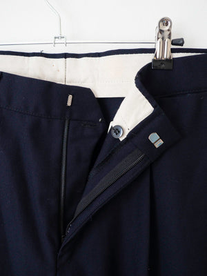 Dettaglio chiusura con bottone e zip dei pantaloni Marina Militare