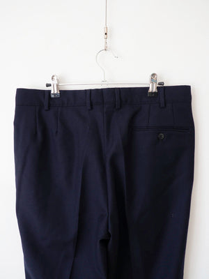 Dettaglio vita posteriore e tasca dei pantaloni in lana blu navy