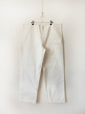 Pantaloni bianchi Marina Militare Italiana su gruccia, vista frontale
