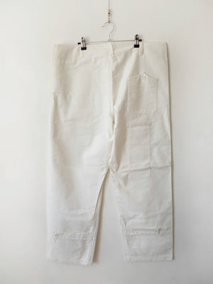 Pantaloni bianchi Marina Militare Italiana su gruccia, vista posteriore