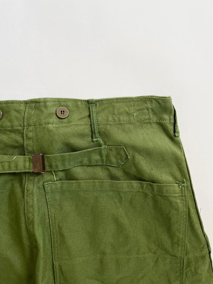 Work pants known in Sweden as "Grötbyxor". They were supplied to the Swedish army in the mid-20th century, used in camp barracks. Loose fit and cotton twill fabric.