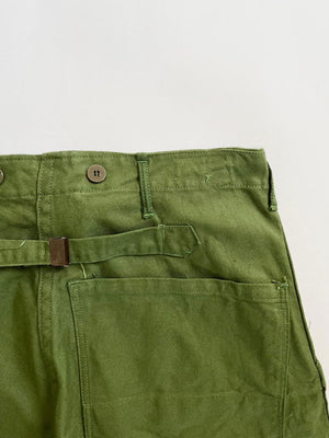 Work pants known in Sweden as "Grötbyxor". They were supplied to the Swedish army in the mid-20th century, used in camp barracks. Loose fit and cotton twill fabric.