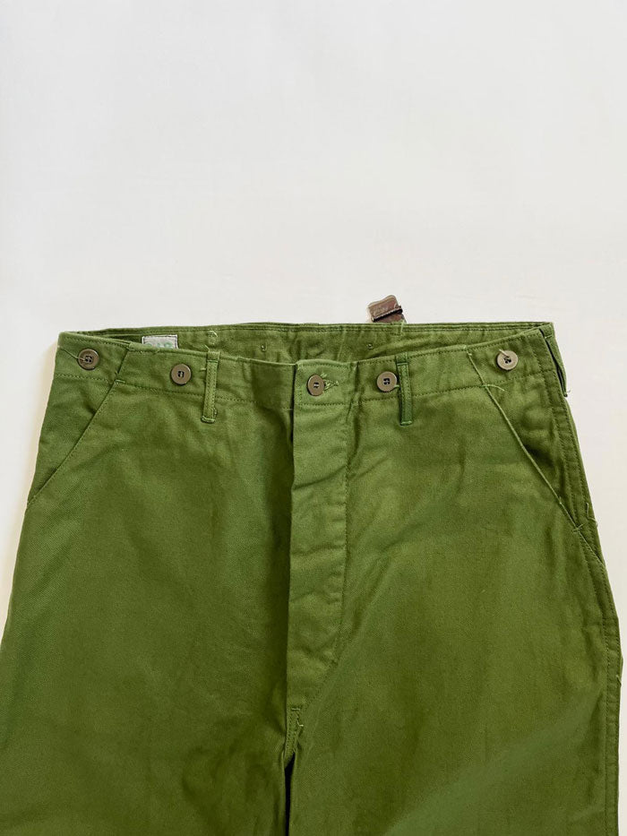 Work pants known in Sweden as "Grötbyxor". They were supplied to the Swedish army in the mid-20th century, used in camp barracks. Loose fit and cotton twill fabric.