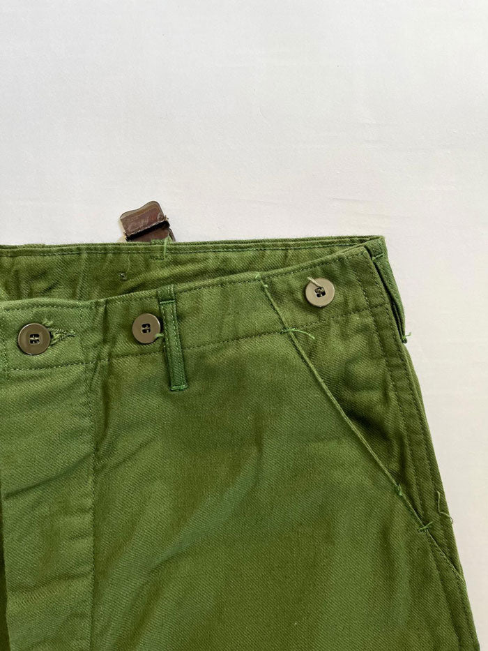 Work pants known in Sweden as "Grötbyxor". They were supplied to the Swedish army in the mid-20th century, used in camp barracks. Loose fit and cotton twill fabric.