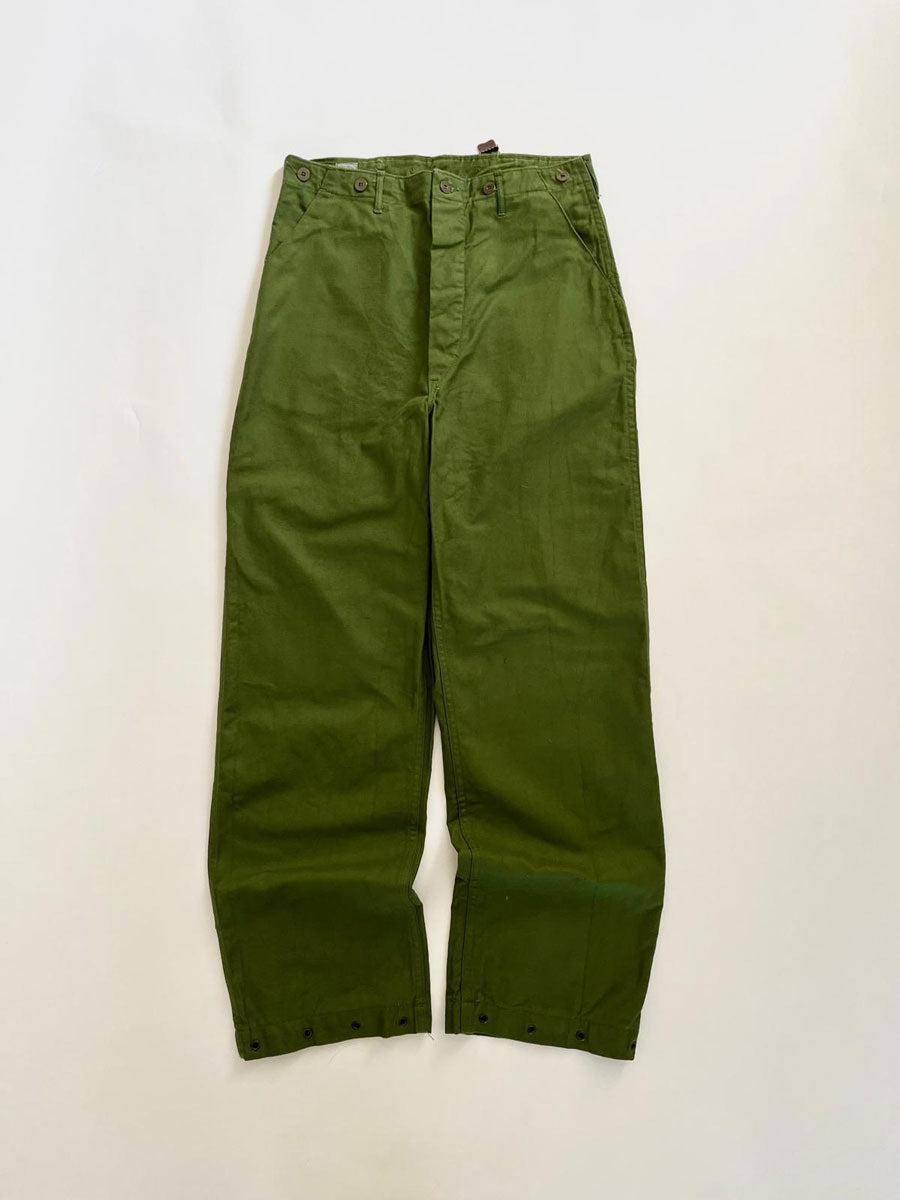 Work pants known in Sweden as "Grötbyxor". They were supplied to the Swedish army in the mid-20th century, used in camp barracks. Loose fit and cotton twill fabric.