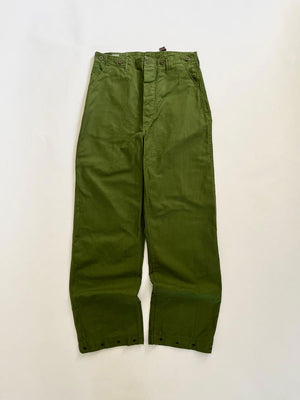Work pants known in Sweden as "Grötbyxor". They were supplied to the Swedish army in the mid-20th century, used in camp barracks. Loose fit and cotton twill fabric.