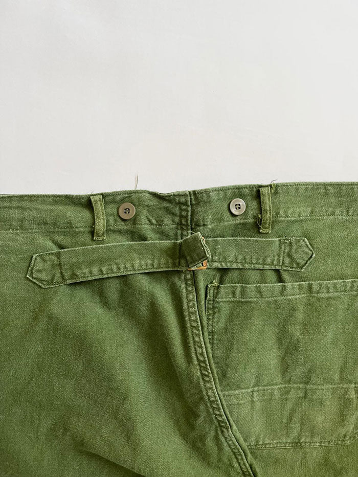 Work pants known in Sweden as "Grötbyxor". They were supplied to the Swedish army in the mid-20th century, used in camp barracks. Loose fit and cotton twill fabric.
