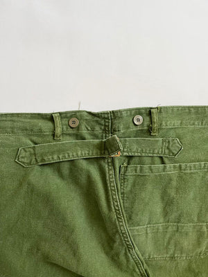 Work pants known in Sweden as "Grötbyxor". They were supplied to the Swedish army in the mid-20th century, used in camp barracks. Loose fit and cotton twill fabric.