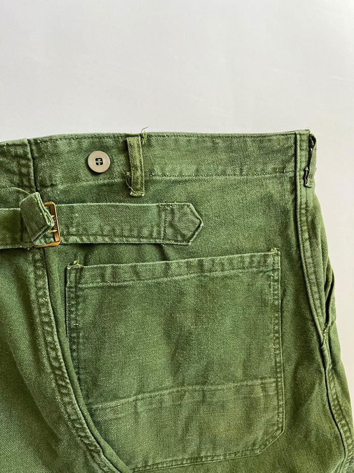 Work pants known in Sweden as "Grötbyxor". They were supplied to the Swedish army in the mid-20th century, used in camp barracks. Loose fit and cotton twill fabric.