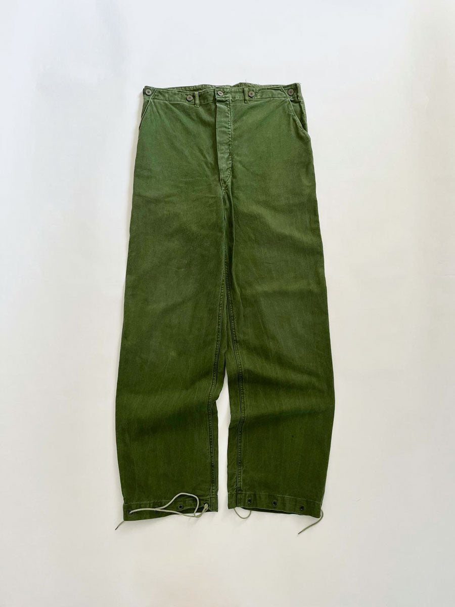 Work pants known in Sweden as "Grötbyxor". They were supplied to the Swedish army in the mid-20th century, used in camp barracks. Loose fit and cotton twill fabric.