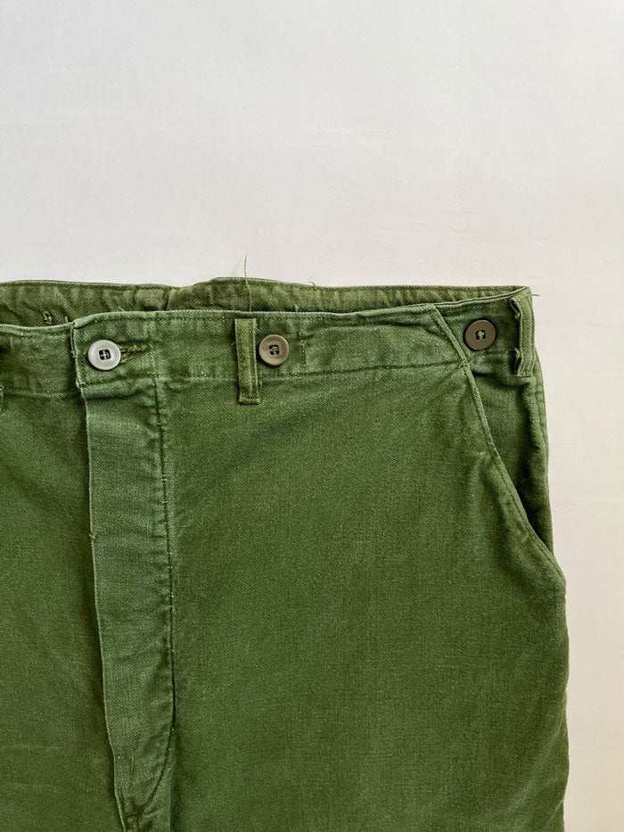 Work pants known in Sweden as "Grötbyxor". They were supplied to the Swedish army in the mid-20th century, used in camp barracks. Loose fit and cotton twill fabric.