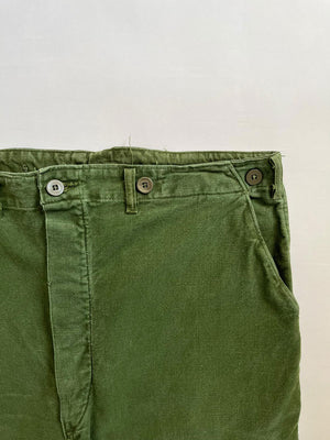 Work pants known in Sweden as "Grötbyxor". They were supplied to the Swedish army in the mid-20th century, used in camp barracks. Loose fit and cotton twill fabric.