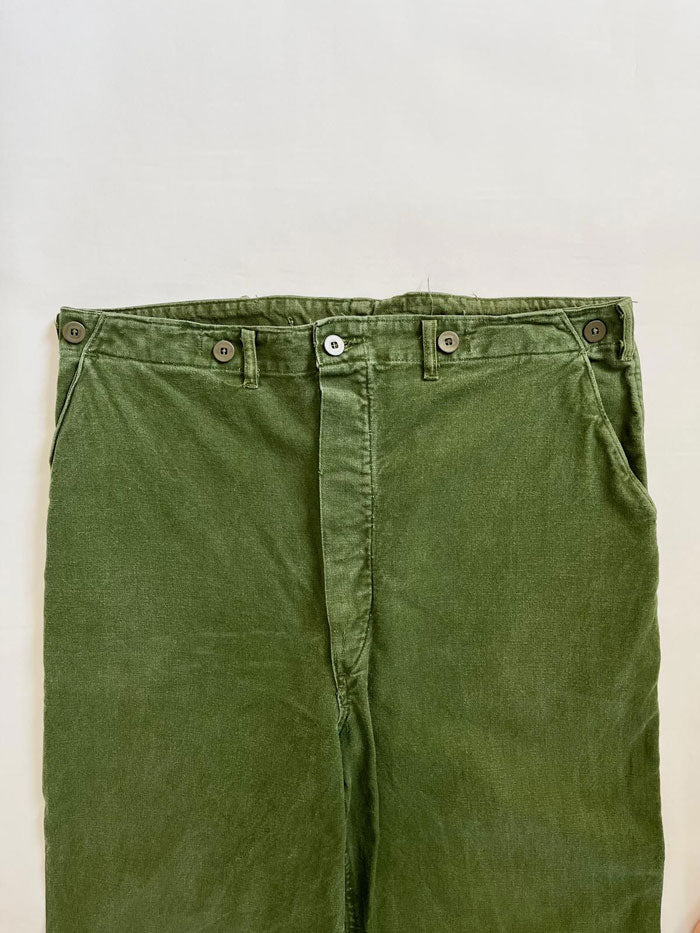 Work pants known in Sweden as "Grötbyxor". They were supplied to the Swedish army in the mid-20th century, used in camp barracks. Loose fit and cotton twill fabric.