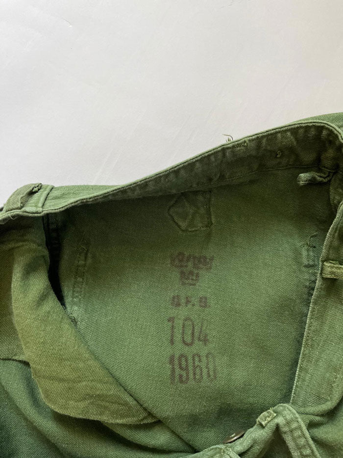 Work pants known in Sweden as "Grötbyxor". They were supplied to the Swedish army in the mid-20th century, used in camp barracks. Loose fit and cotton twill fabric.