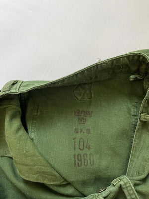 Work pants known in Sweden as "Grötbyxor". They were supplied to the Swedish army in the mid-20th century, used in camp barracks. Loose fit and cotton twill fabric.