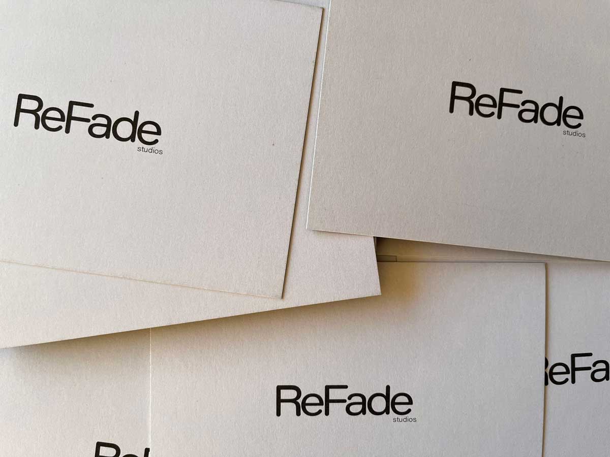 Cartoline con logo refade studios - banner pagina shipping