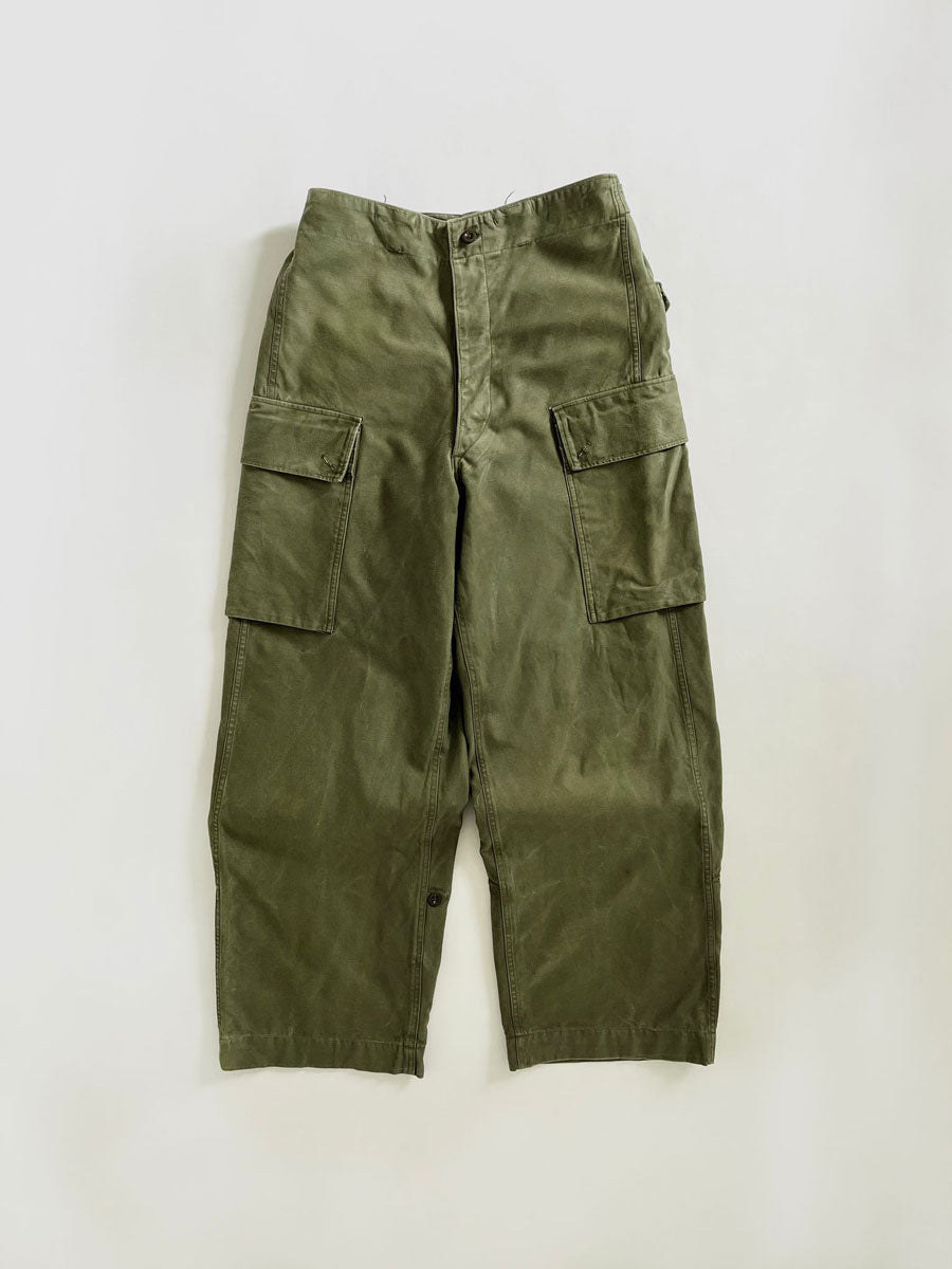 Dutch army cargo pant vintage straight from the 60s. Extremely heavy and quality fabric. Double pocket and adjustable waist. Oversized fit with wide bottom.