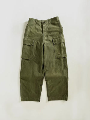 Dutch army cargo pant vintage straight from the 60s. Extremely heavy and quality fabric. Double pocket and adjustable waist. Oversized fit with wide bottom.