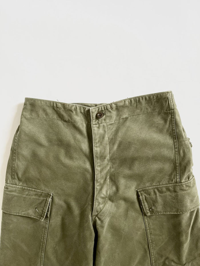 Dutch army cargo pant vintage straight from the 60s. Extremely heavy and quality fabric. Double pocket and adjustable waist. Oversized fit with wide bottom.