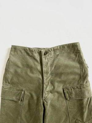 Dutch army cargo pant vintage straight from the 60s. Extremely heavy and quality fabric. Double pocket and adjustable waist. Oversized fit with wide bottom.