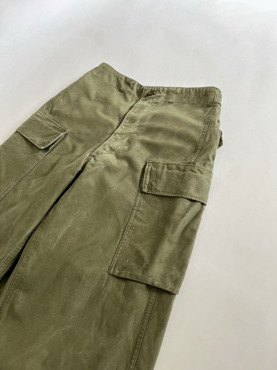 Dutch army cargo pant vintage straight from the 60s. Extremely heavy and quality fabric. Double pocket and adjustable waist. Oversized fit with wide bottom.