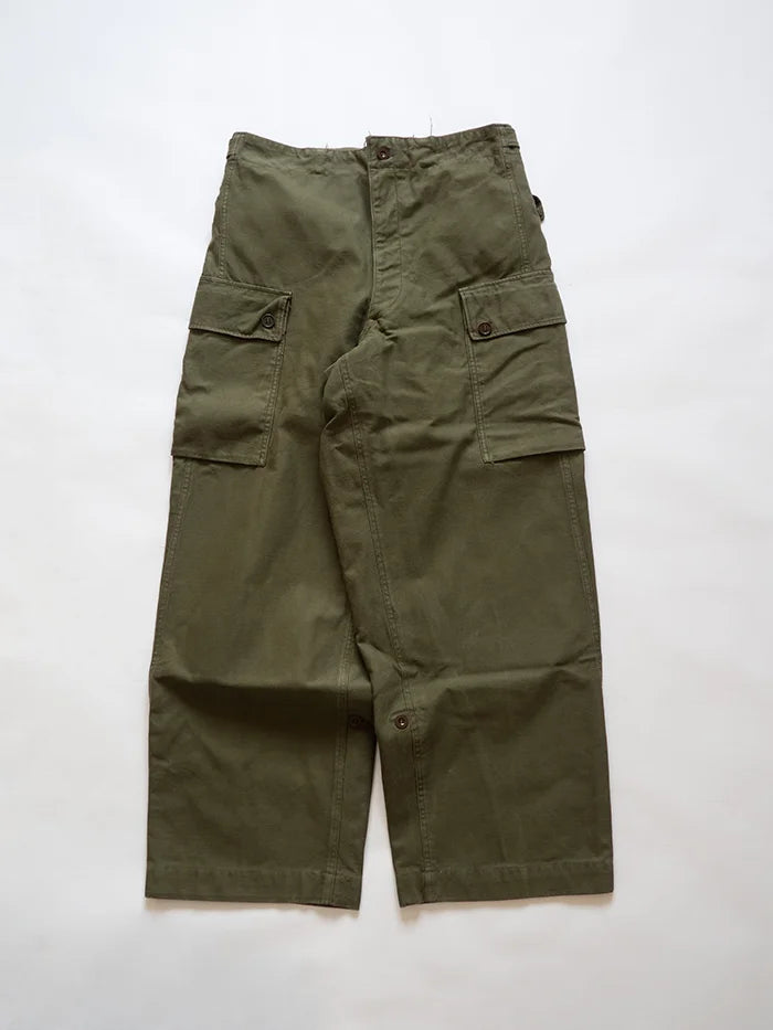 Vintage 1960s Dutch Army Cargo Pants. Two large side pockets with flaps and buttons. Loose fit at the bottom and high waist. Size W34 L32. MIlitary surplus.