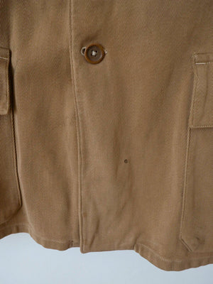 Dettaglio del colletto e del bottone superiore