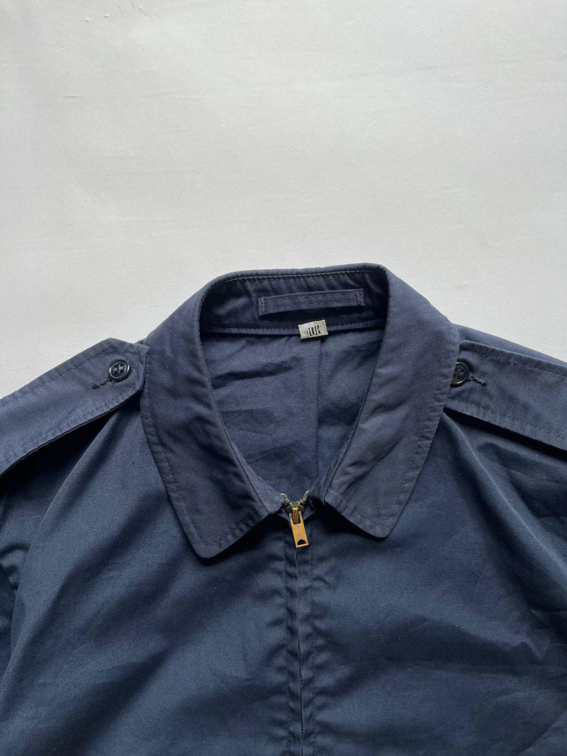 Lightweight jacket us air force 60s. The navy blue color and the light fabric make this jacket absolutely the best for the spring and summer seasons. Vintage Made in USA.
