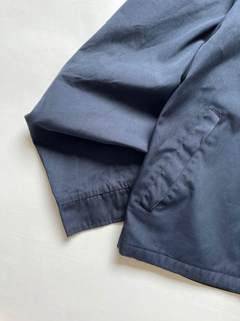Lightweight jacket us air force 60s. The navy blue color and the light fabric make this jacket absolutely the best for the spring and summer seasons. Vintage Made in USA.