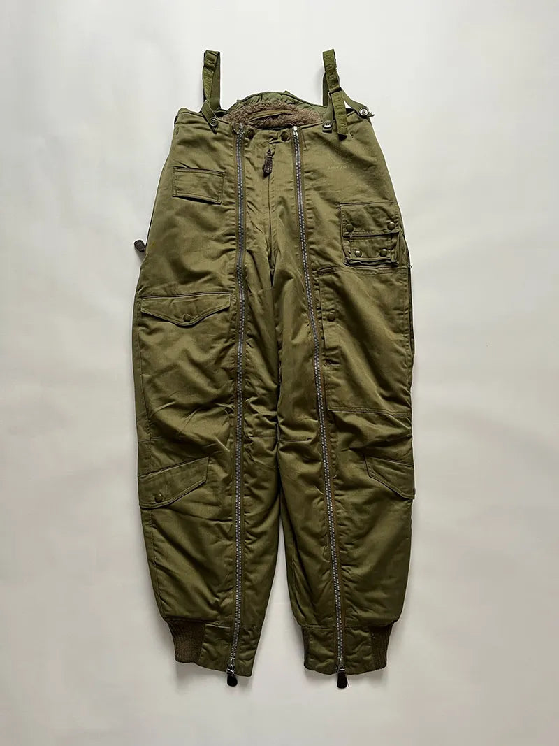 WW2 1945 USAF Flying Trousers A-11A – Ben Greenholtz, Taglia 30
Pantaloni da volo in cotone verde oliva, dotati di cerniere lungo l'intera lunghezza delle gambe, chiusura a zip frontale e tasche laterali con cerniera, oltre a numerose altre tasche. Questi pantaloni erano progettati per essere indossati con le giacche B-15/B-15A e rappresentano la prima versione degli A-11 prima della modifica che portò all'A-11A.