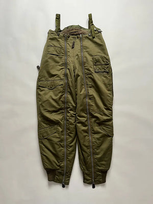 WW2 1945 USAF Flying Trousers A-11A – Ben Greenholtz, Taglia 30
Pantaloni da volo in cotone verde oliva, dotati di cerniere lungo l'intera lunghezza delle gambe, chiusura a zip frontale e tasche laterali con cerniera, oltre a numerose altre tasche. Questi pantaloni erano progettati per essere indossati con le giacche B-15/B-15A e rappresentano la prima versione degli A-11 prima della modifica che portò all'A-11A.